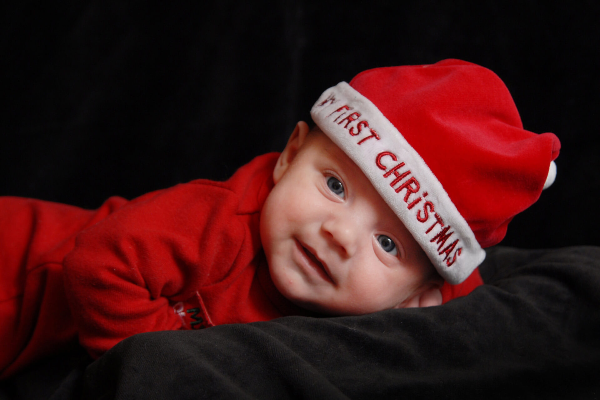 Best Detroit baby photographer photographs holiday photos for newborn sessions in Troy and the metro Detroit, Michigan area.